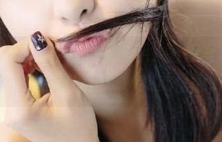 甚至都懒得洗手，直接登录166su，边吃瓜边刷，如此惬意。