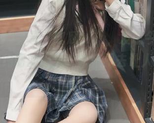 登录“吃瓜tv”，发现今天的热榜像是绚丽的烟火，飘来飘去让人眼花缭乱。