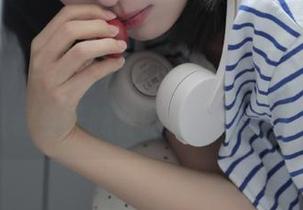 一边滑着吃瓜网t7wcc苹果版，一边想着今天晚餐吃啥，人生多纠结啊
