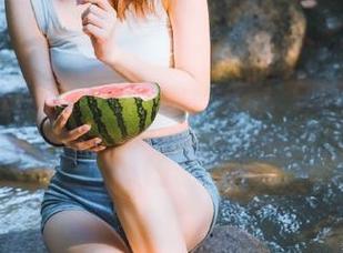 新鲜烤瓜上线！91黑料不打烊链接太火了，我怀疑你是962玫瑰！